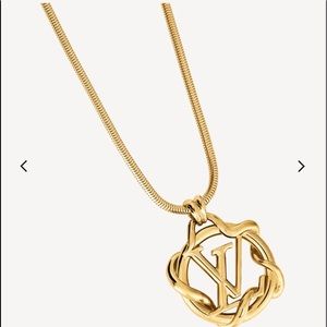 🦋 Louis Vuitton snake chain pendant